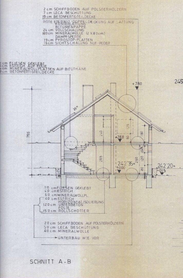 Schnittzeichnung des Hauses mit Dachneigung, Geschosseinteilung und Fundamentdetails.