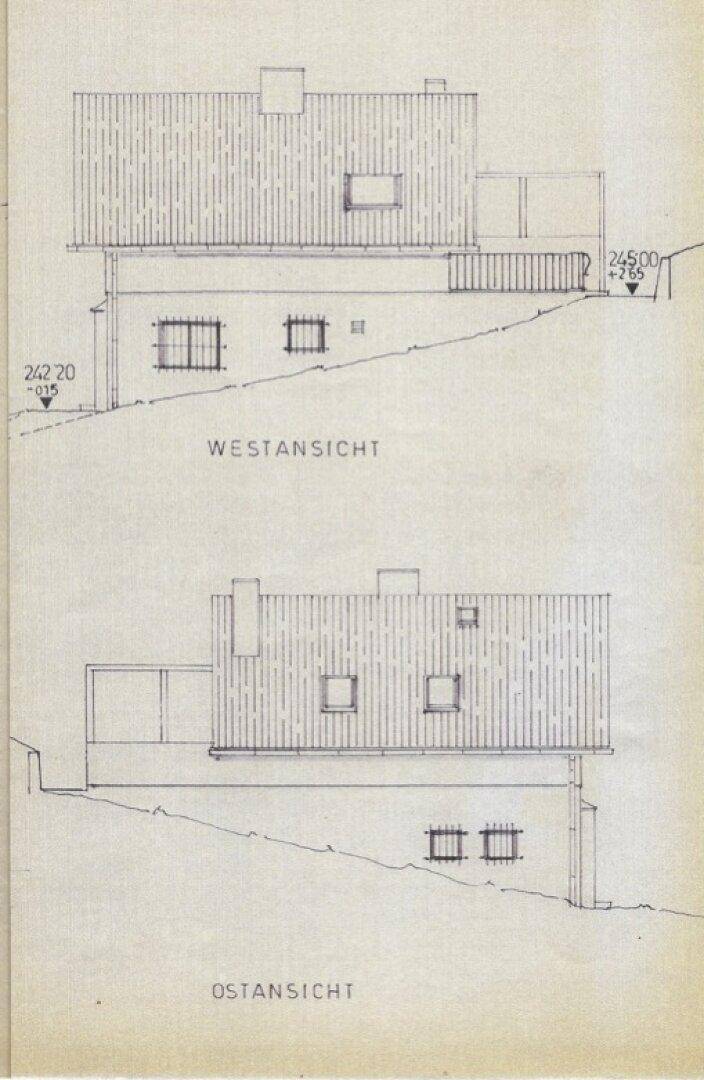 Ansichten des Hauses von Westen und Osten mit Fenstern und Dachformen.