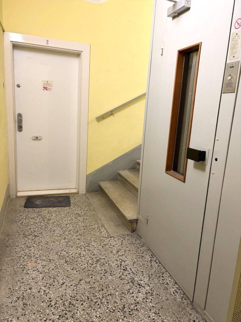 Stiegenhaus mit Lift