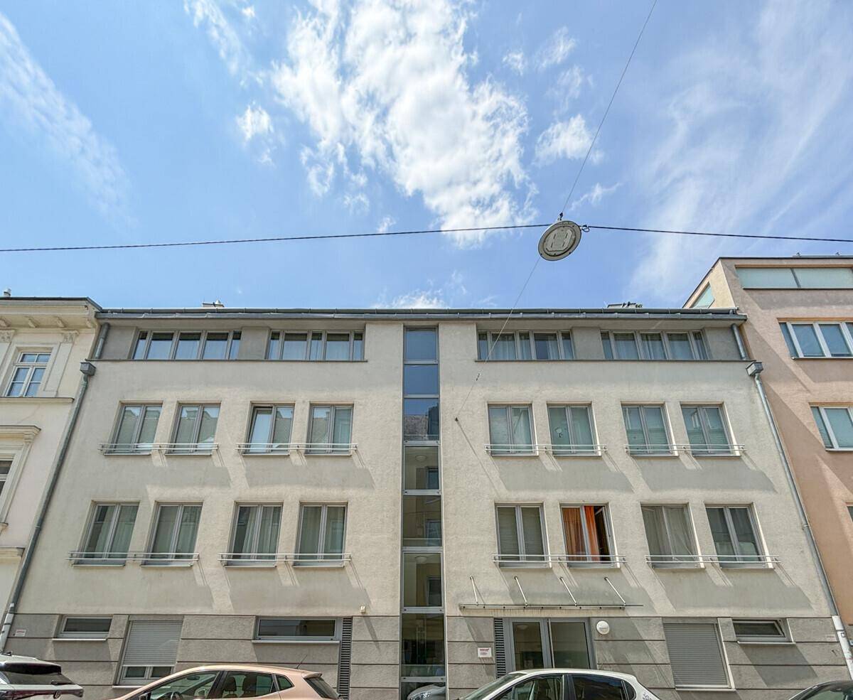 Moderne Gebäudefassade mit vielen Fenstern und einem klaren, funktionalen Design.