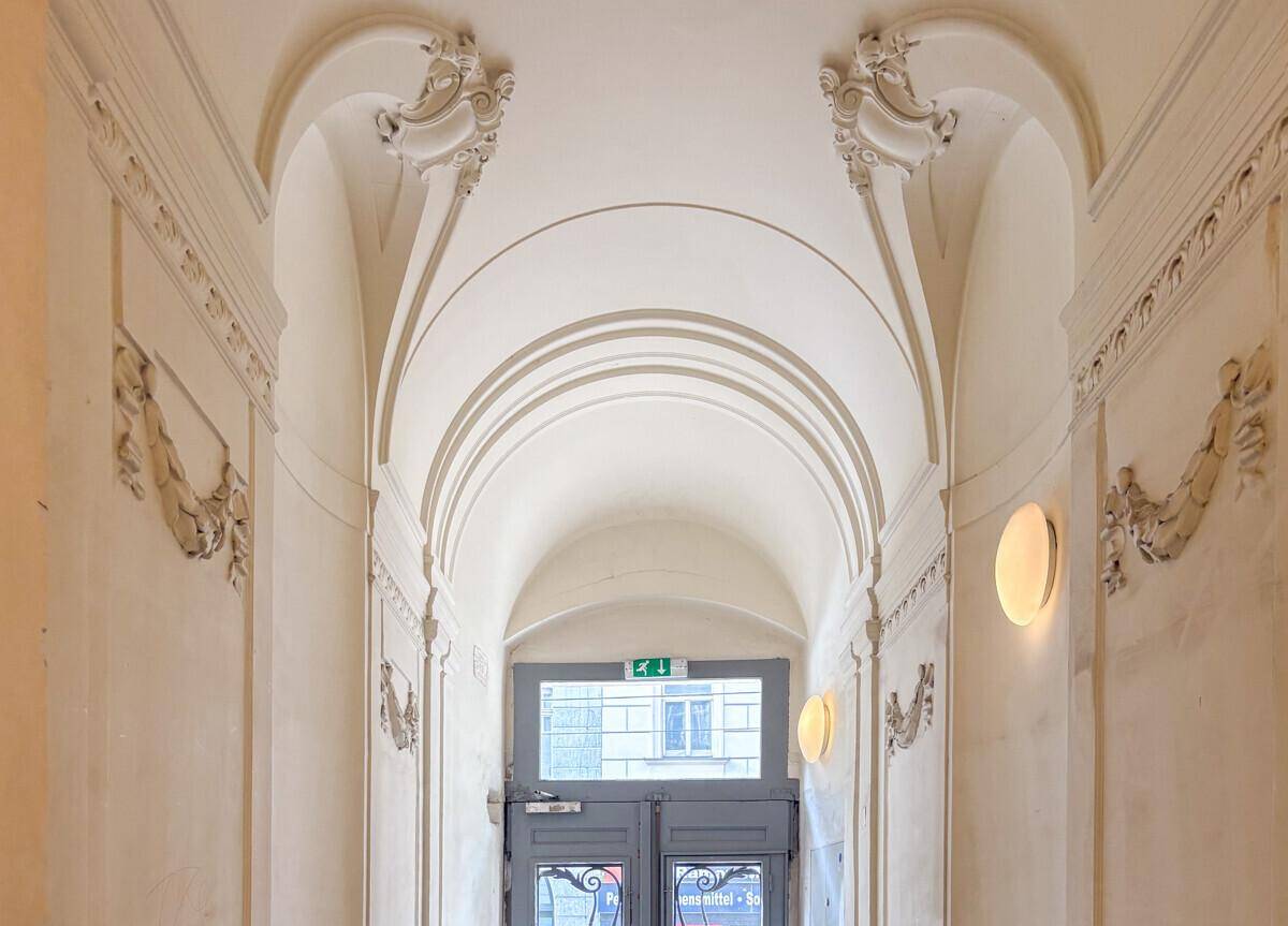 Eleganter Flur mit gewölbter Decke, Stuckverzierungen und historischem Charme am Eingangsbereich.
