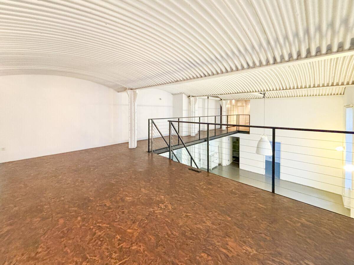 Offener Galeriebereich mit Holzboden und Blick in den unteren Wohnbereich.
