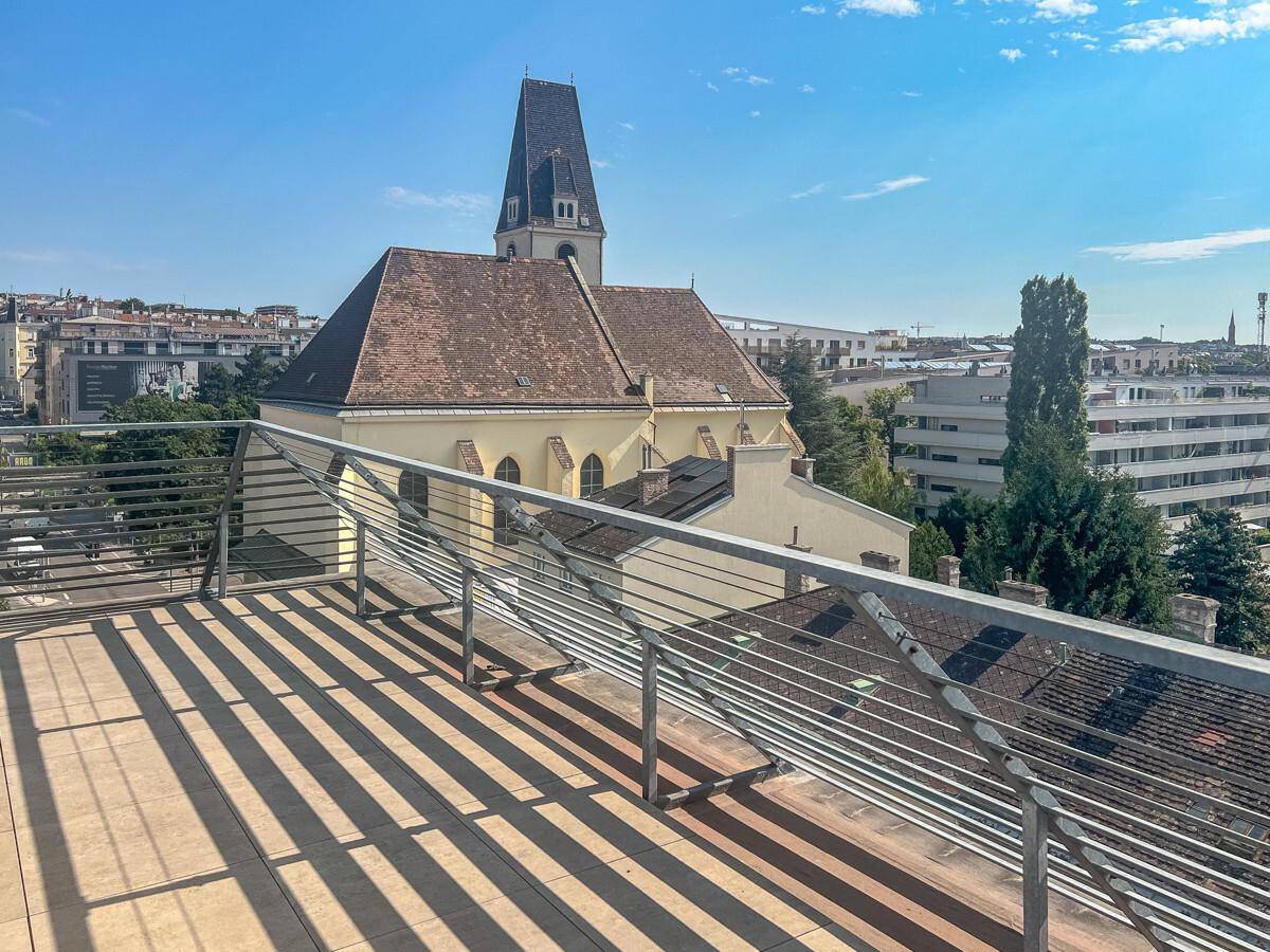 Weitläufige Dachterrasse mit Panoramablick auf die Stadt und die umliegende Architektur.