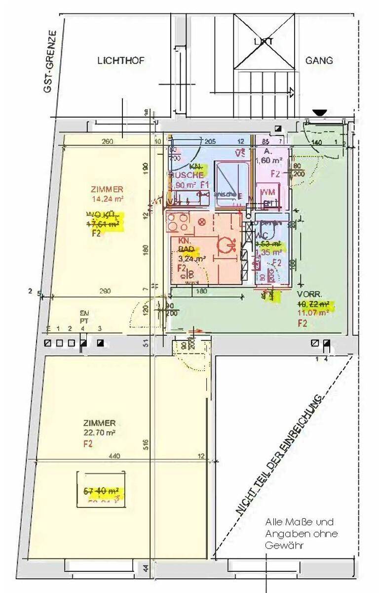 Grundrissplan einer Wohnung mit mehreren Zimmern, einem Lichthof, Aufzug und separaten Bädern.