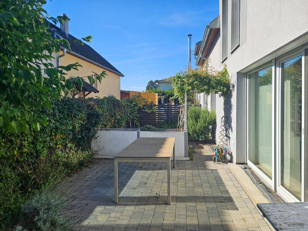 Charmante Doppelhaushälfte mit Garten und Terrasse in ruhiger Siedlungslage - Ansicht 2