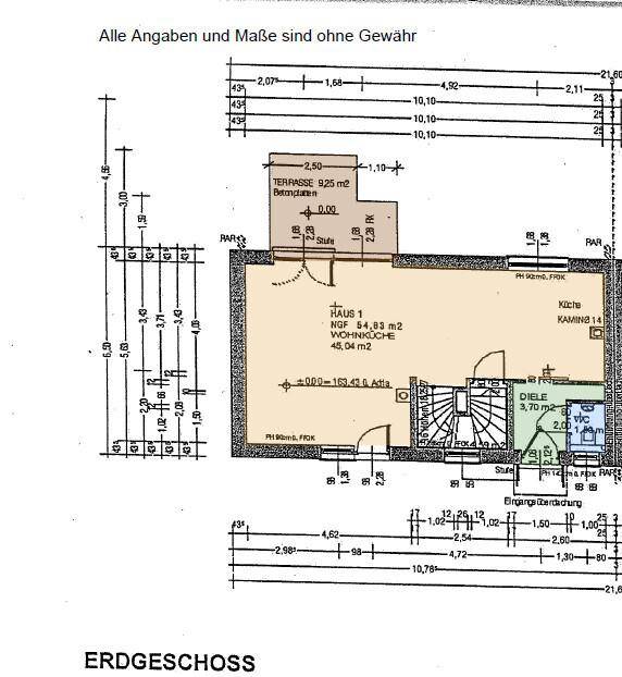 Grundriss des Erdgeschosses mit offenem Wohnbereich, Küche und Terrasse.