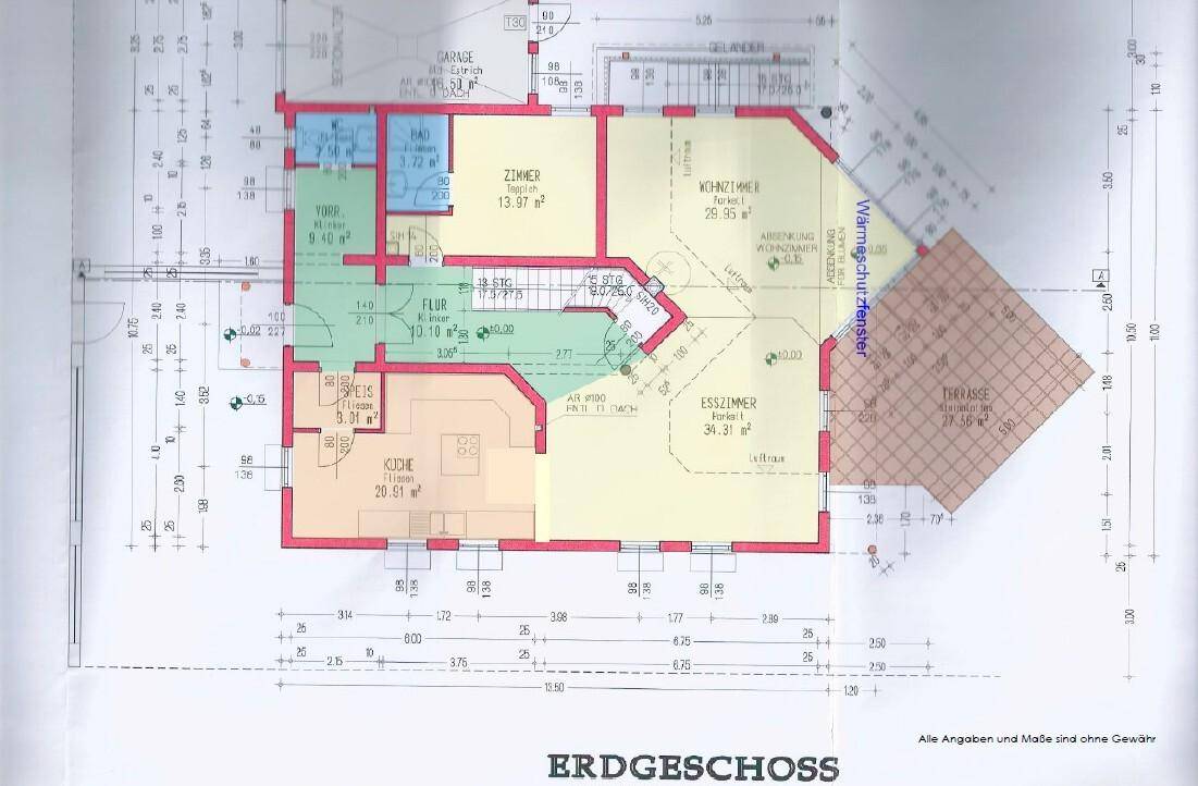 Grundriss des Erdgeschosses mit offenem Wohn-Essbereich, Küche, Gäste-WC und Zugang zur Terrasse.