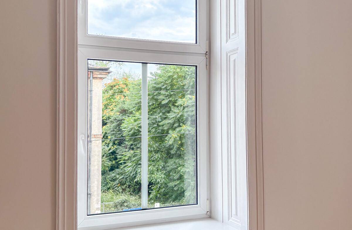 Helles Fenster mit Blick ins Grüne, das viel natürliches Licht in den Innenraum lässt.