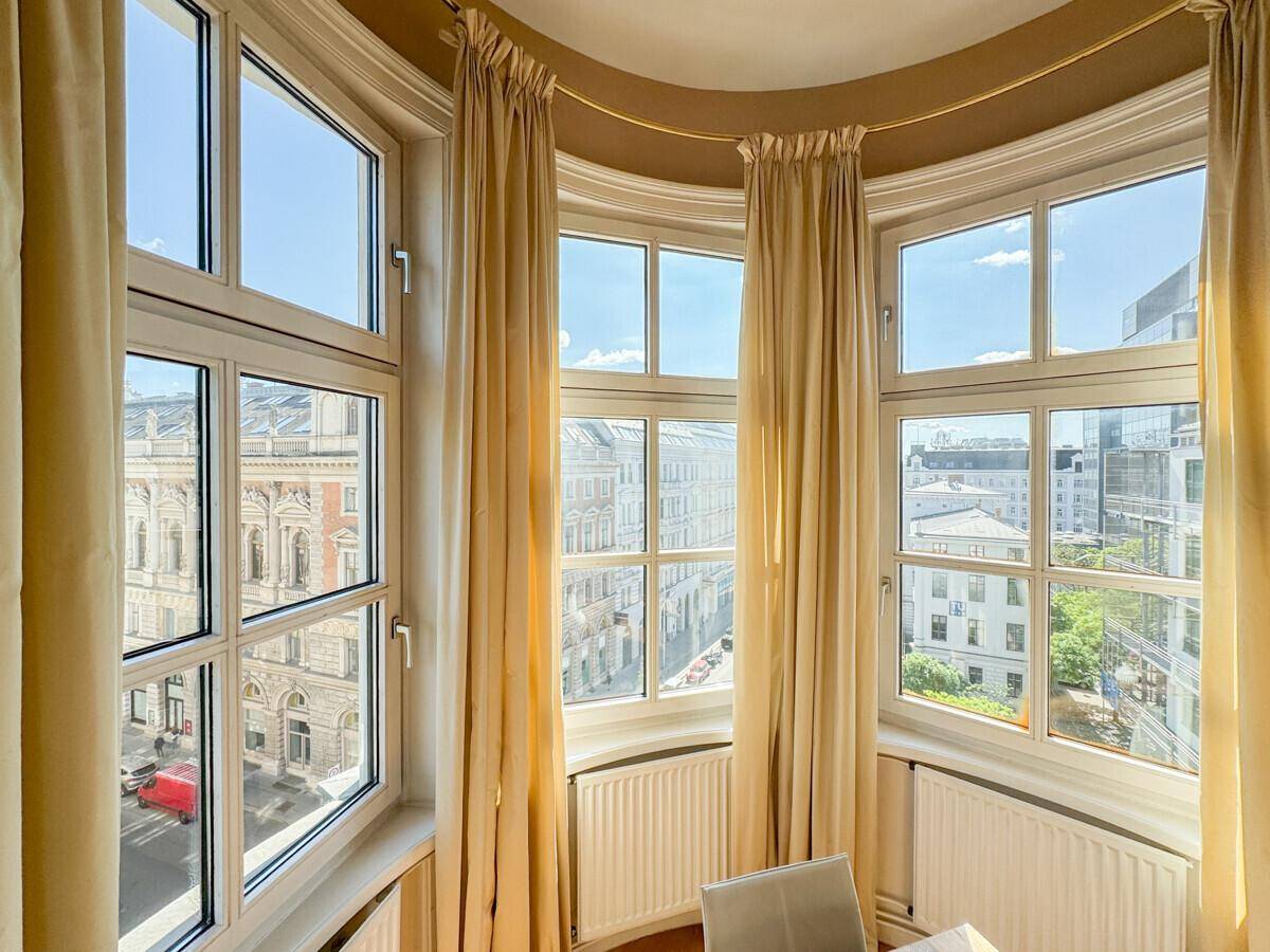 Weitläufiger Stadtblick durch die großen Erkerfenster des Wohnbereichs.