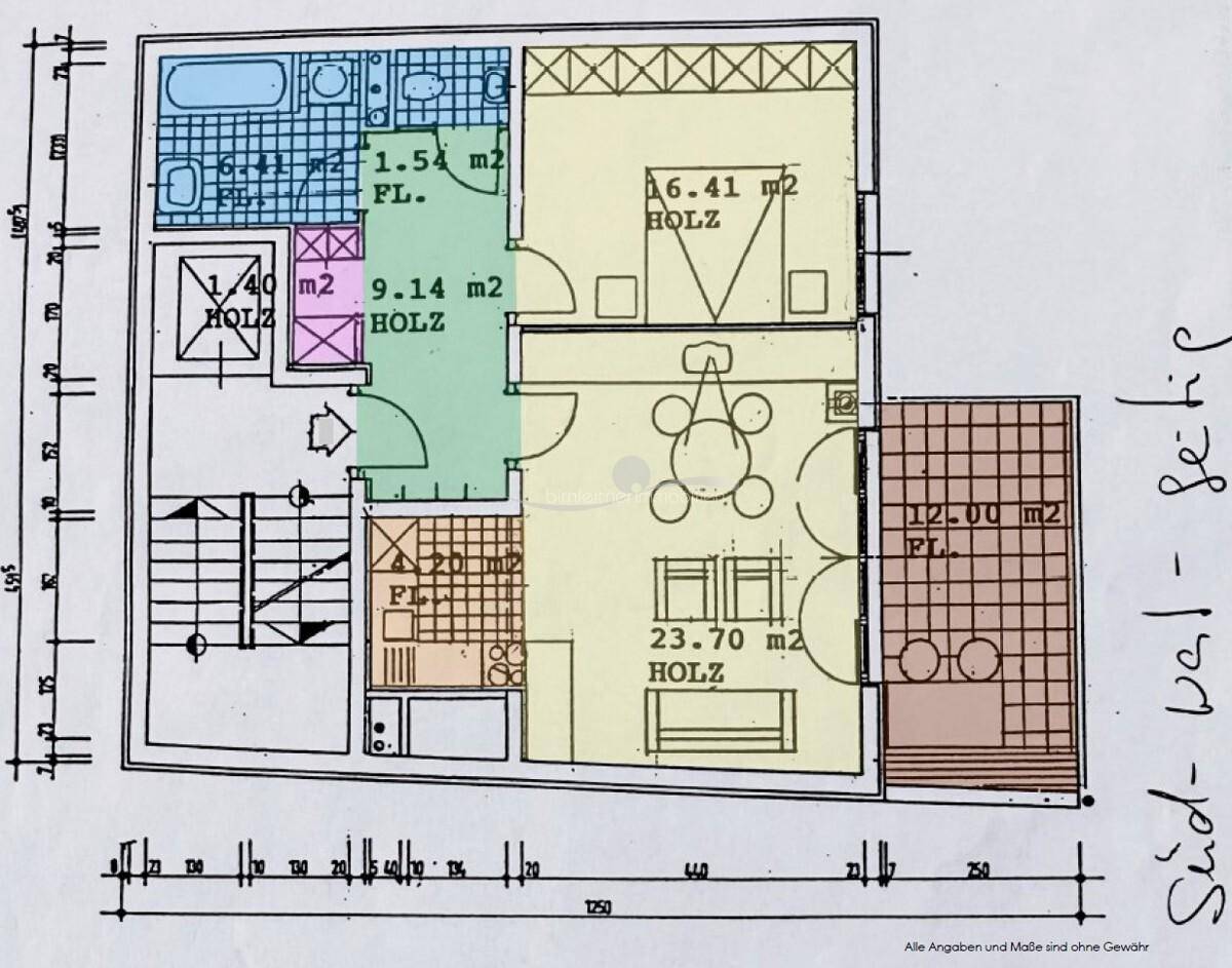 Detaillierter Grundriss einer Wohnung mit offenem Wohn- und Essbereich, separatem Schlafzimmer, Badezimmer und einem Balkon.