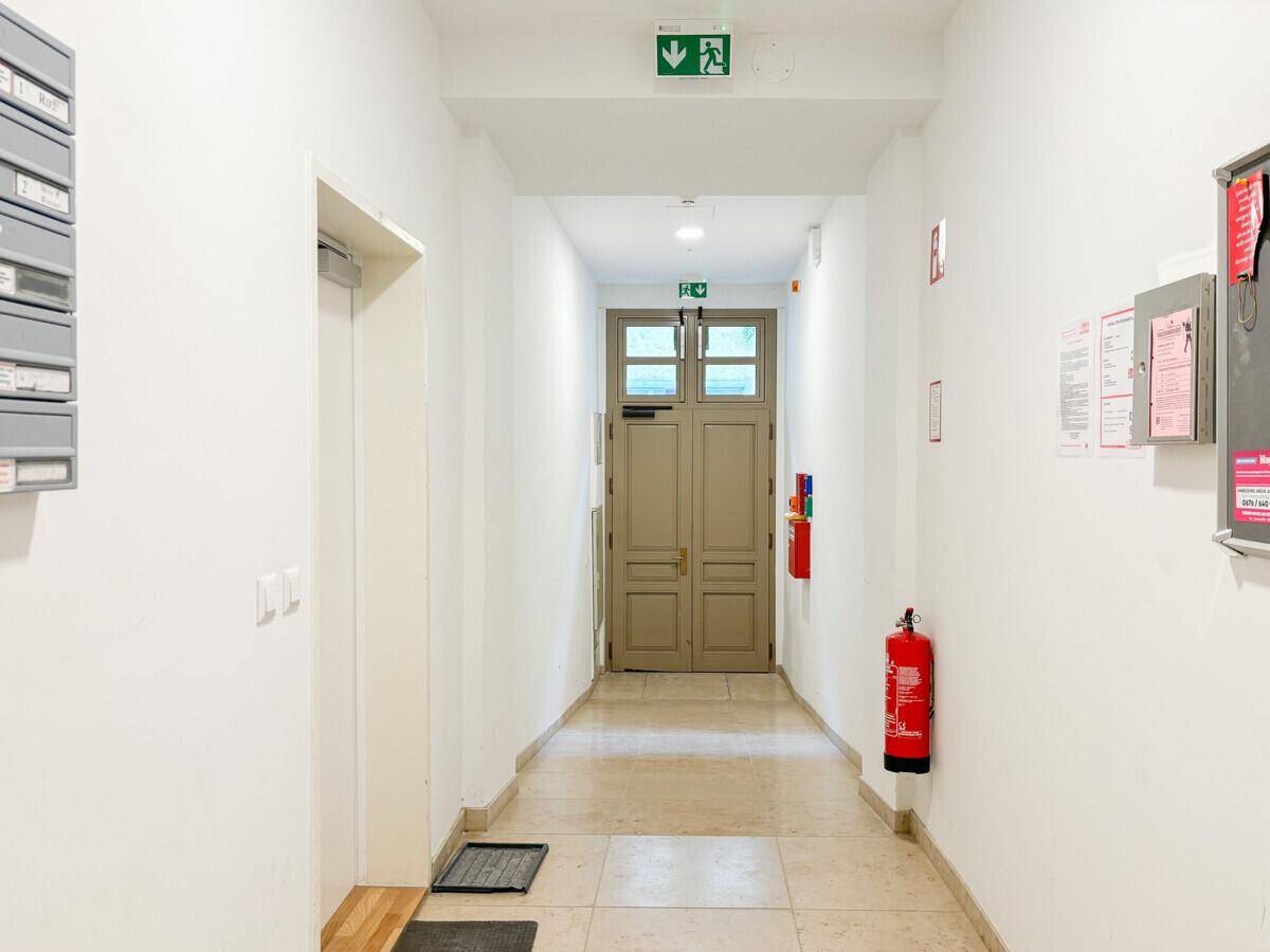 Heller Hausflur mit Fliesenboden und Zugang zu den Wohneinheiten.