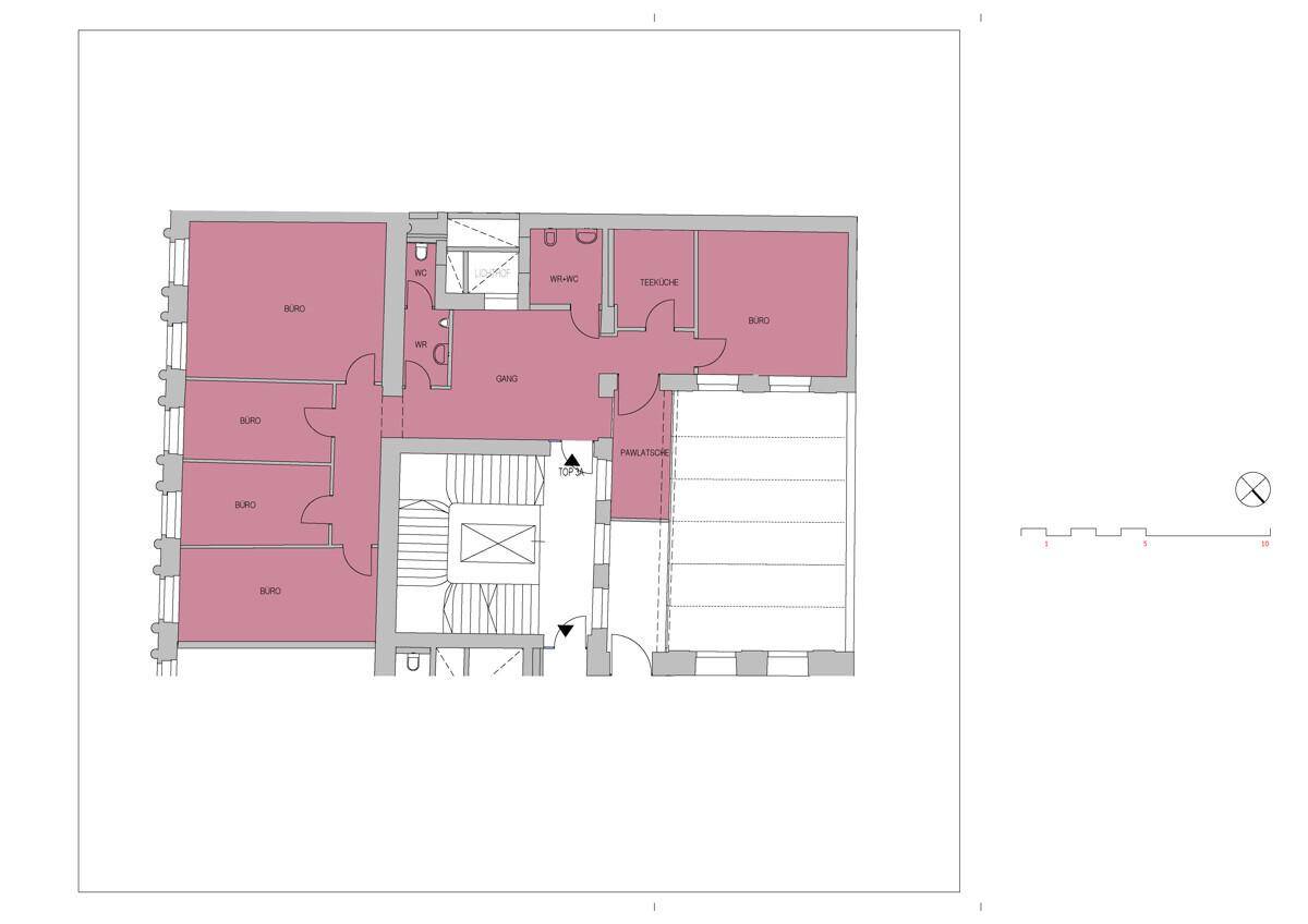 Grundrissplan einer Etage mit mehreren Büroräumen und Sanitäranlagen, übersichtlich dargestellt.