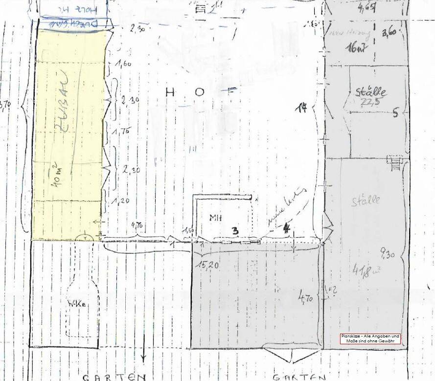 Grundriss mit Hofbereich, Ställen und einem geplanten Zubau sowie Gartenflächen.