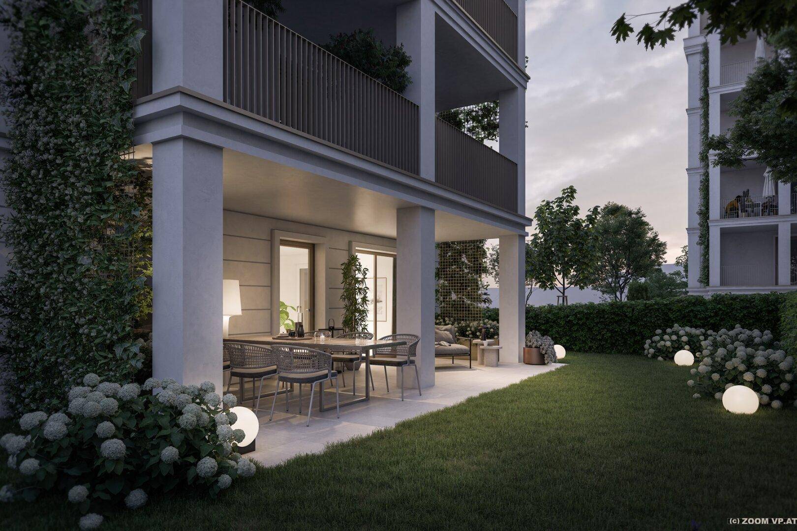 Abendliche Ansicht des Gartens mit beleuchteter Terrasse und gemütlichen Sitzgelegenheiten.