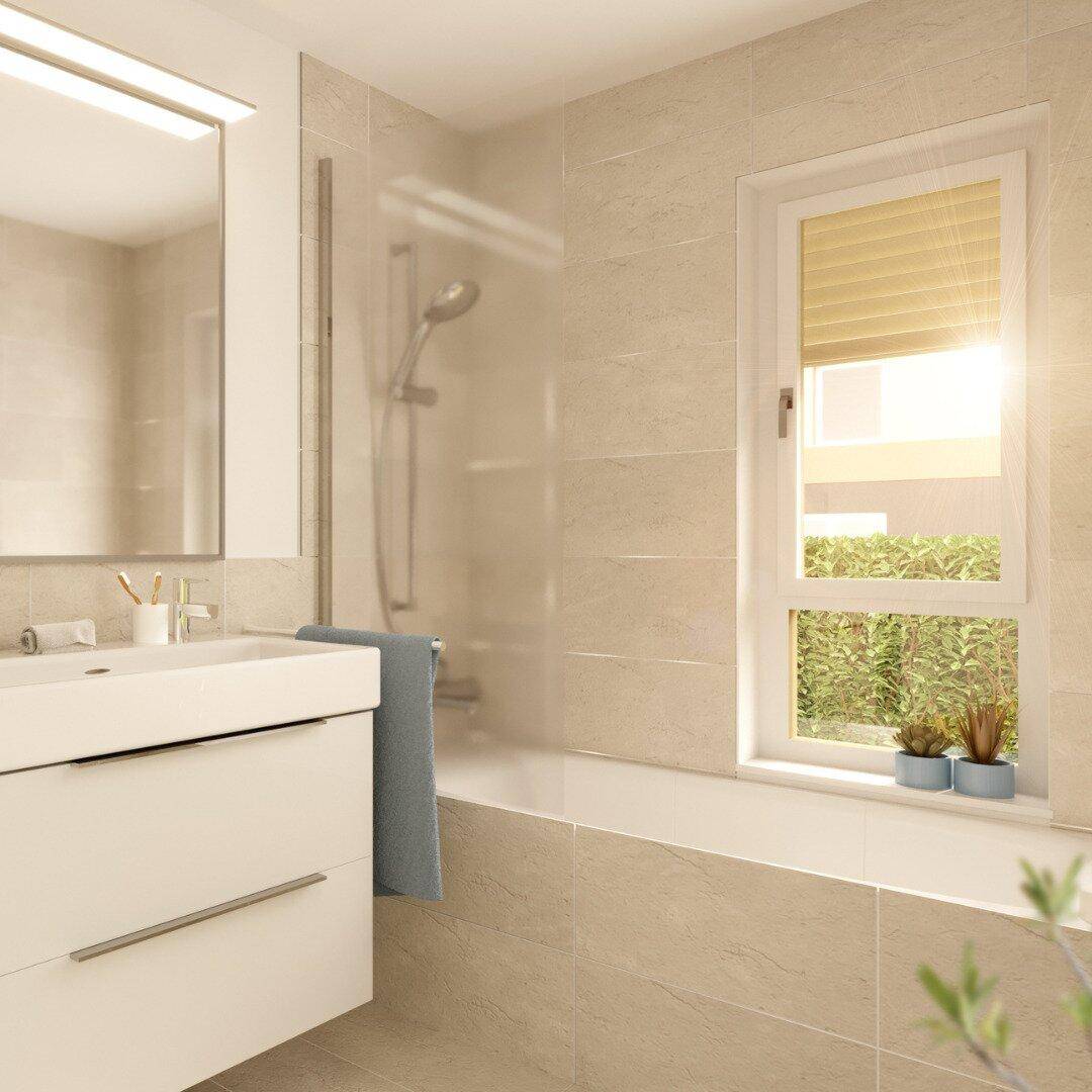Modernes Badezimmer mit viel Tageslicht, Badewanne, Dusche und beigefarbenen Fliesen.