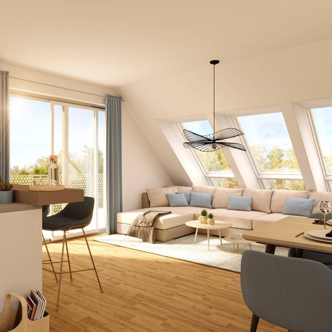 Heller, offener Wohn- und Essbereich mit Dachschrägen, großen Fenstern und Zugang zum Balkon.