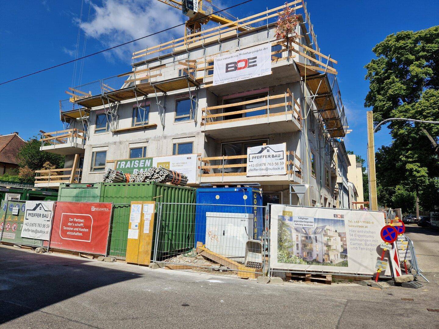 Neubauprojekt mit moderner Architektur und Balkonen, noch im Bau befindlich auf einer Baustelle.