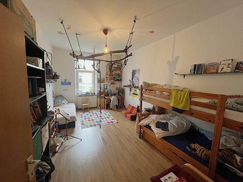 Kinderzimmer mit Etagenbett, Einzelbett und spielerischer Deckenkonstruktion, ideal für Geschwister oder Gäste.