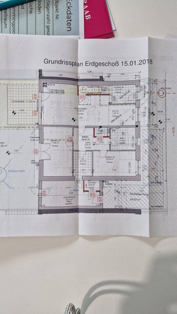 Grundrissplan des Erdgeschosses mit Terrasse und offenem Wohnbereich.