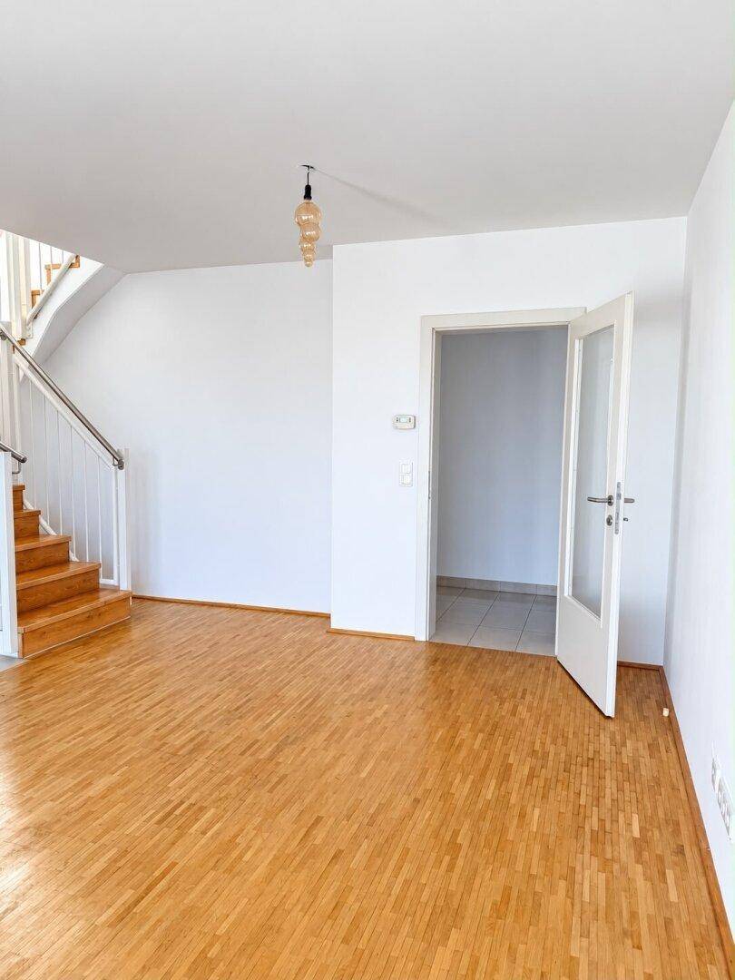 Heller Flurbereich mit Holzboden und Zugang zu weiteren Räumen im Obergeschoss.
