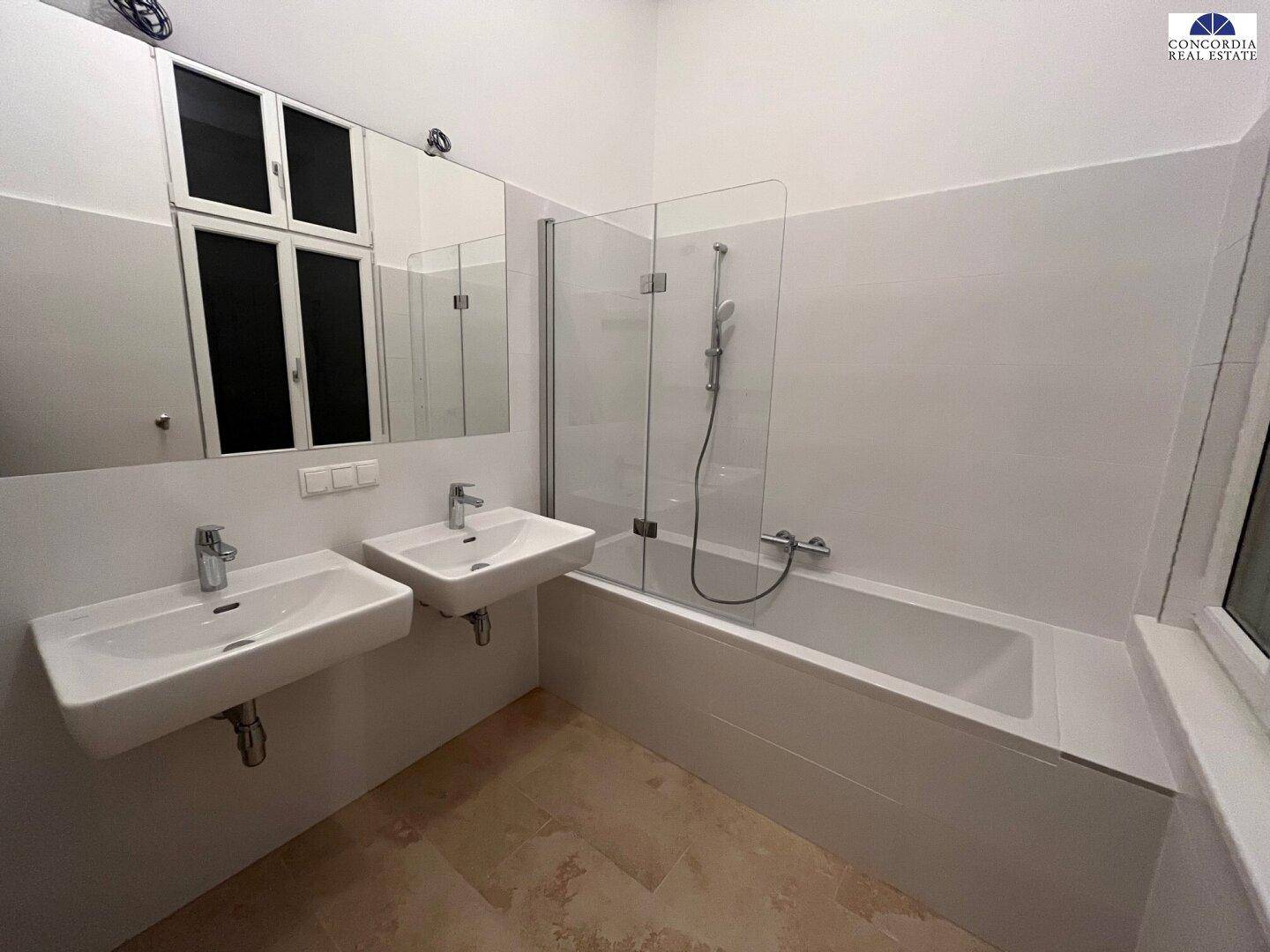 Bad mit Wanne und Dusche