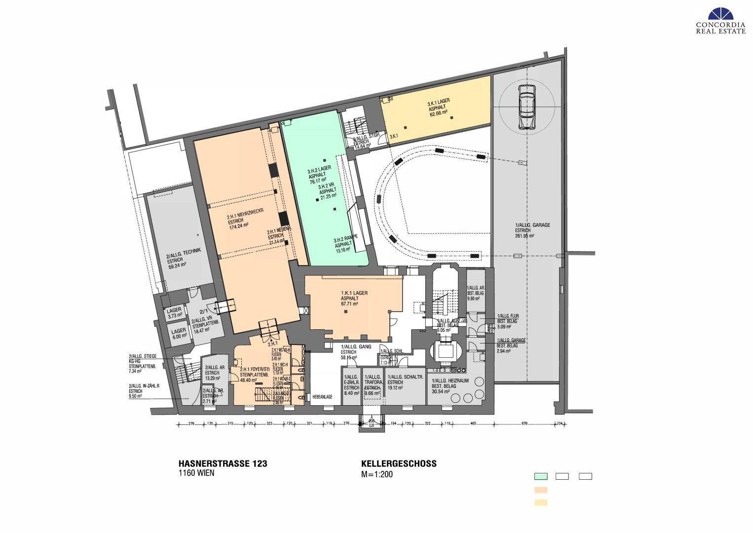 Grundriss des Kellergeschosses mit einer großen Tiefgarage und mehreren Lagerbereichen.