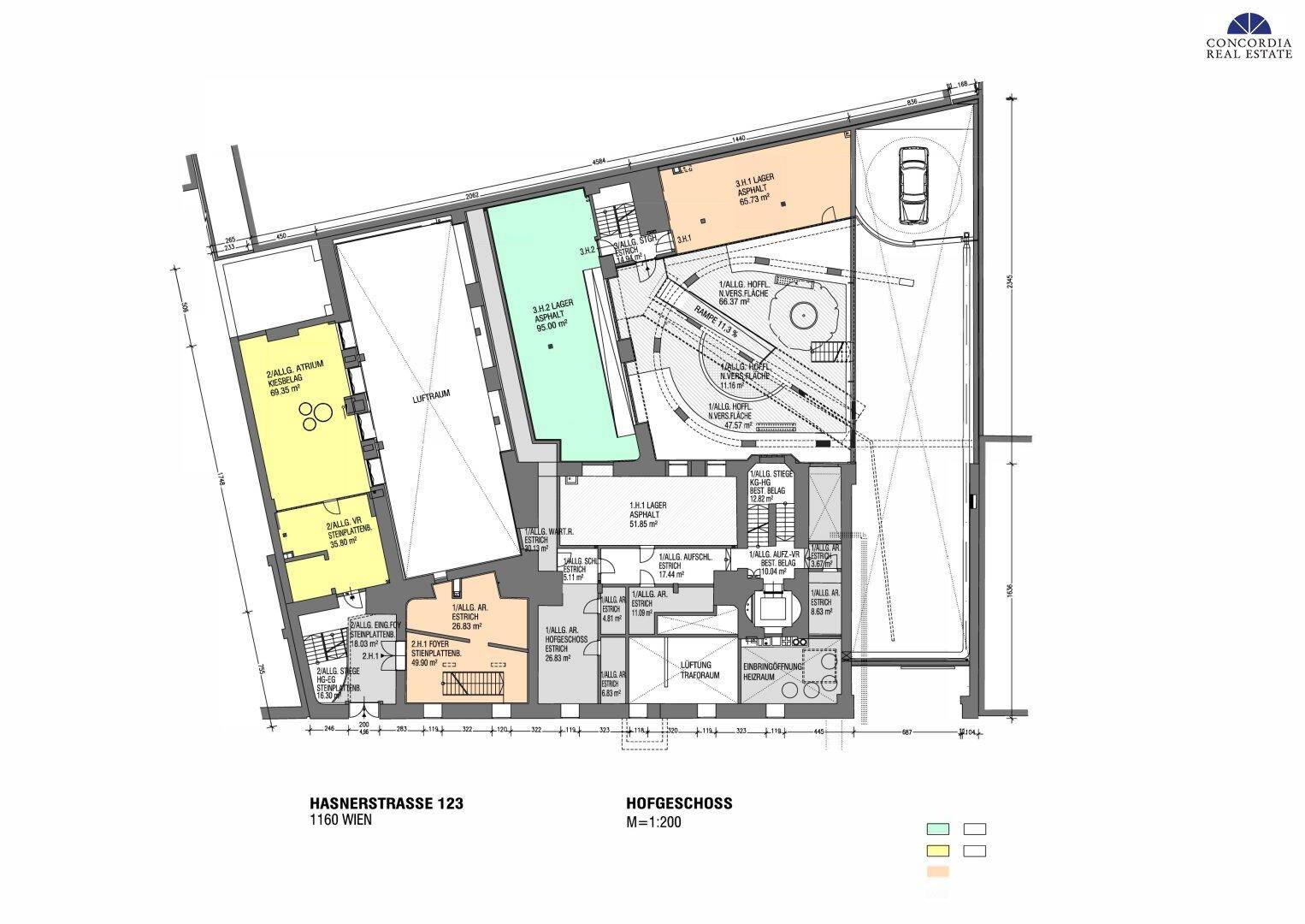 Grundriss des Hofgeschosses mit Atrium, Lagerflächen und einem Außenparkplatz.