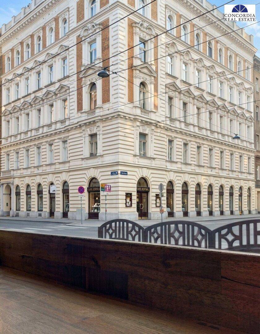 Eindrucksvolles Eckgebäude mit historischer Fassade und großen Fenstern im Erdgeschoss in einer städtischen Umgebung.