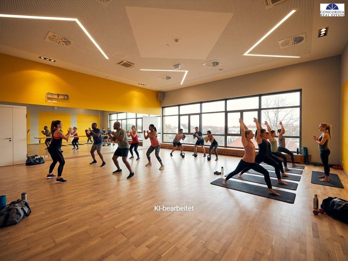 Heller Gymnastikraum mit Holzparkett, Spiegelfront und großen Fenstern, während einer Sportstunde.