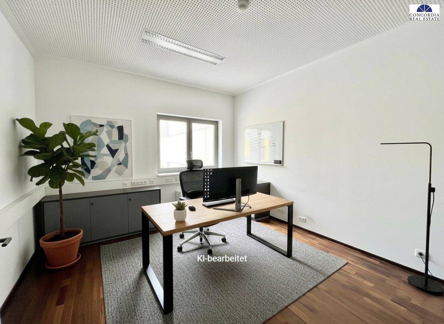 Modernes Büro mit Holzboden, großem Schreibtisch und Fenster.