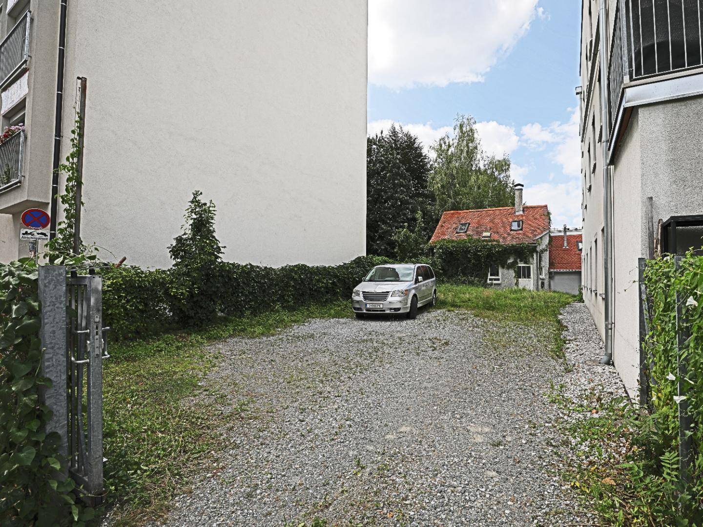 Großer Parkplatz mit Schiebetor