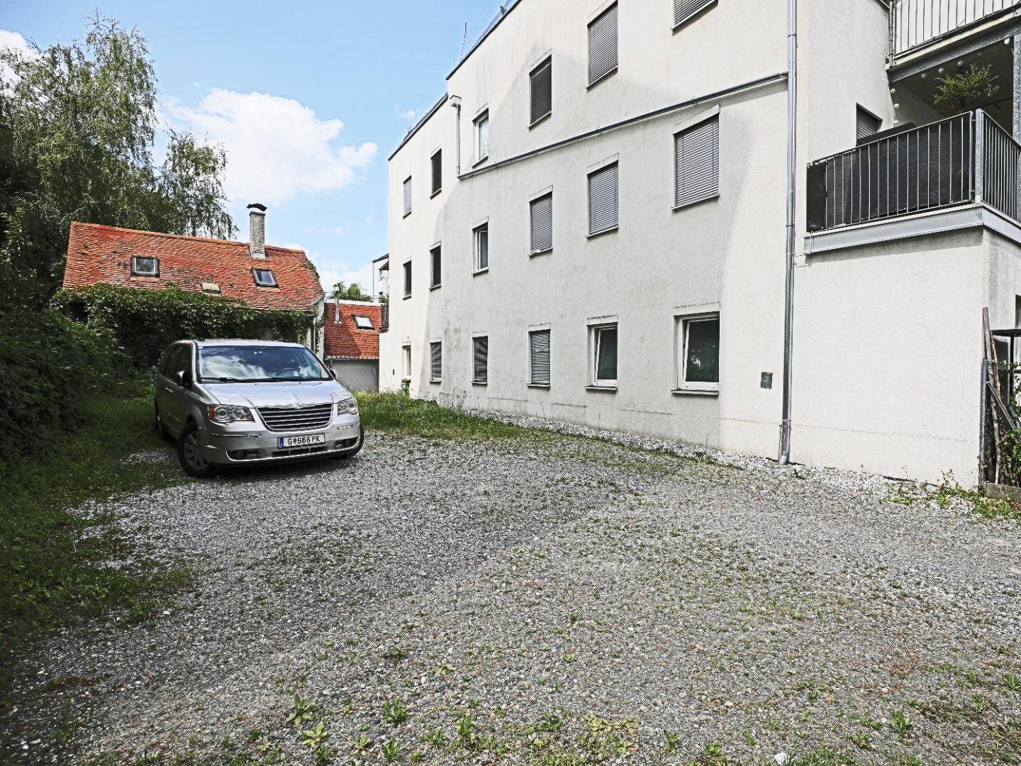 Großer Parkplatz mit Schiebetor