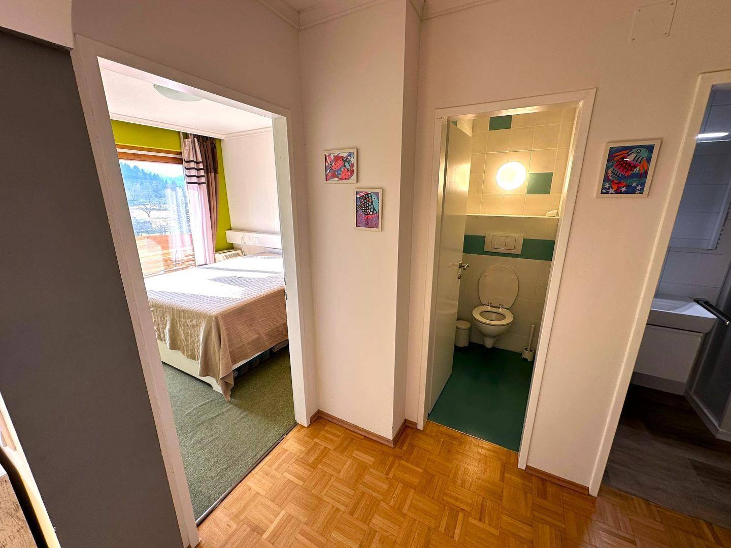 Blick WC- Schlafzimmer