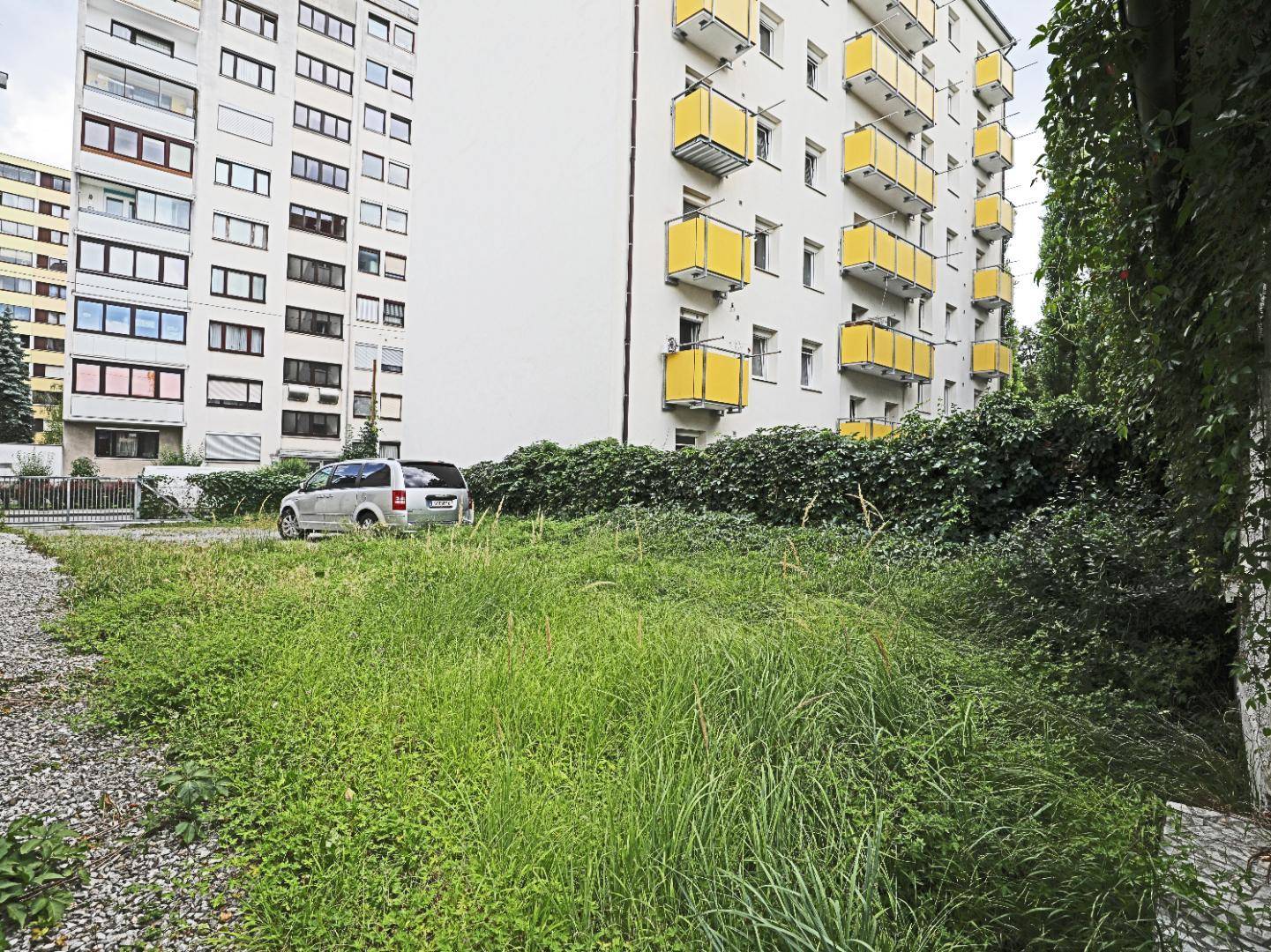 Großer Parkplatz mit Schiebetor