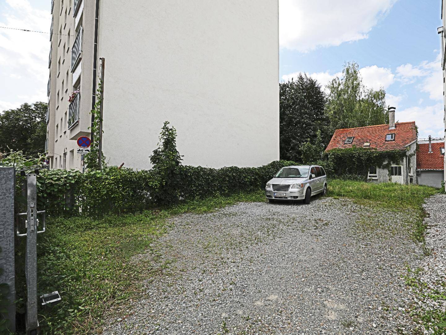 Großer Parkplatz mit Schiebetor