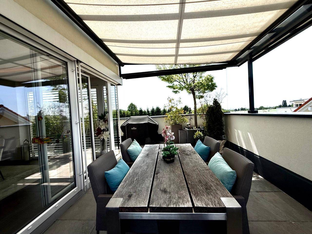 Terrasse mit Beschattung