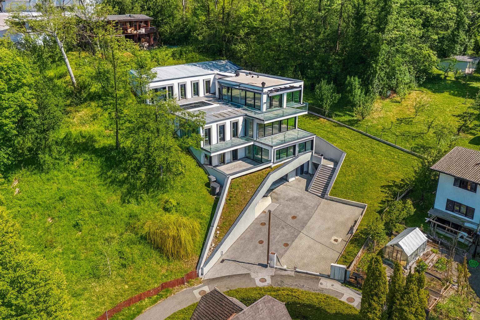 Modernes Haus auf gru¨nem Hu¨gel (Symbolbild)