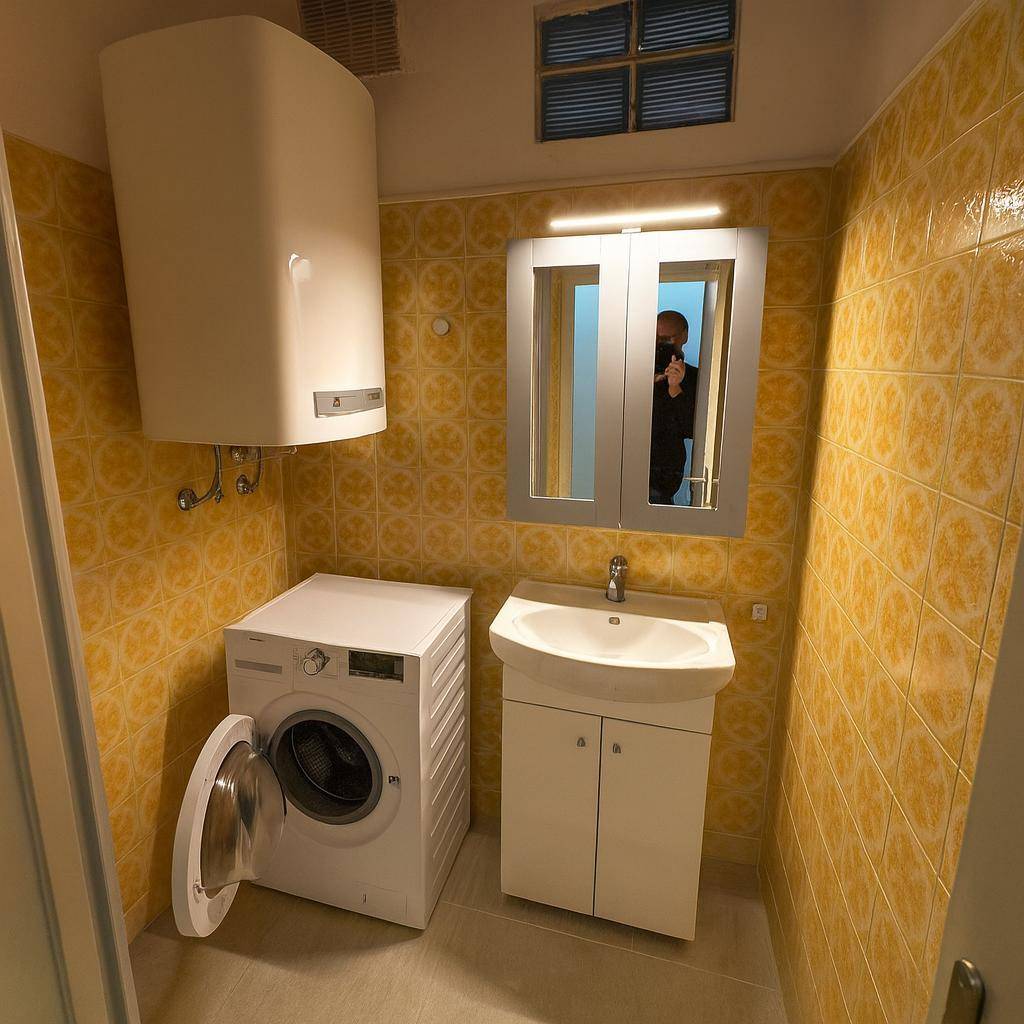 Badezimmer mit Waschmaschine.