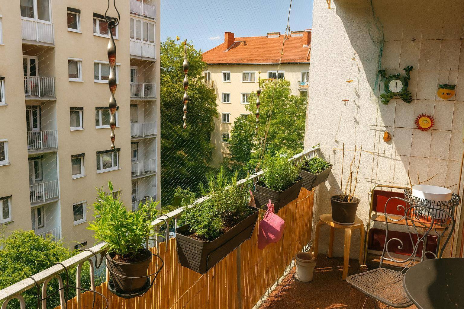 Geräumiger und wohliger Balkon.