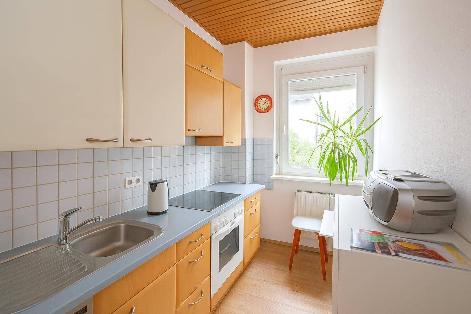 Hochwertige Küche mit allen Geräten.