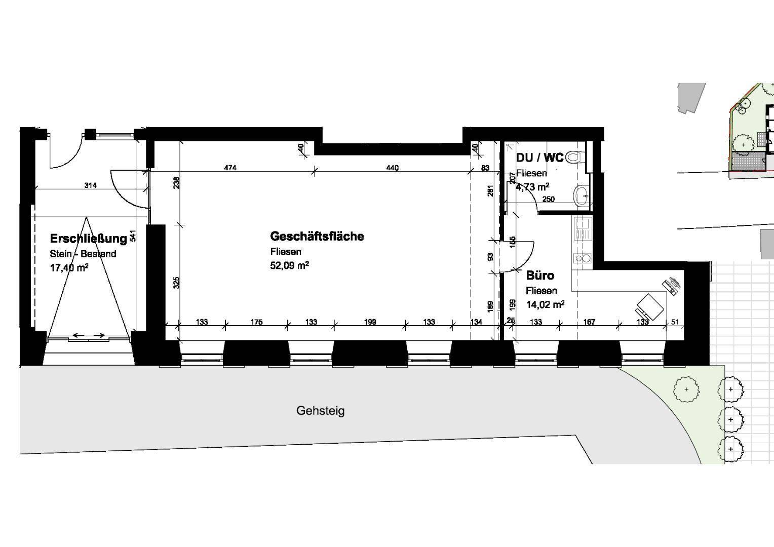 Grundriss einer Geschäftsfläche mit Büro und separatem WC, direkt an einem Gehsteig gelegen.
