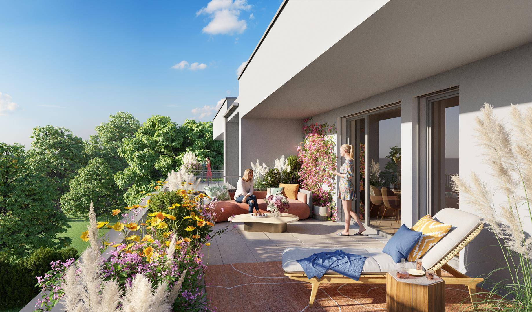 Großzügige, möblierte Terrasse mit üppiger Bepflanzung und weitem Blick ins Grüne.