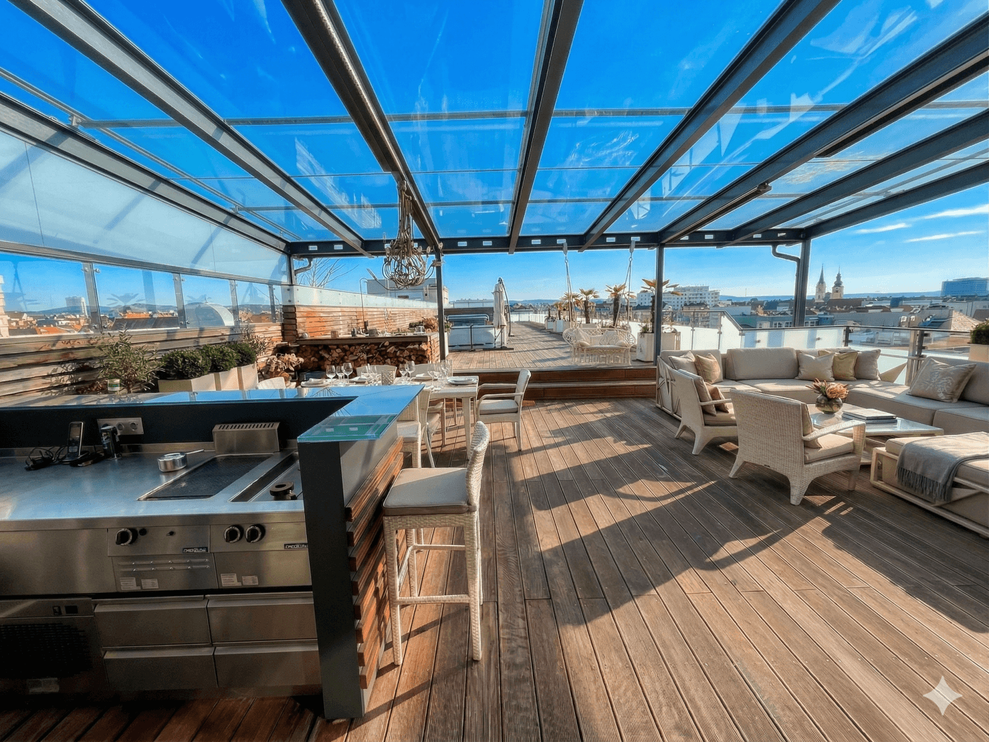 Großzügige Dachterrasse mit Glasüberdachung, Außenküche und Lounge-Bereich.