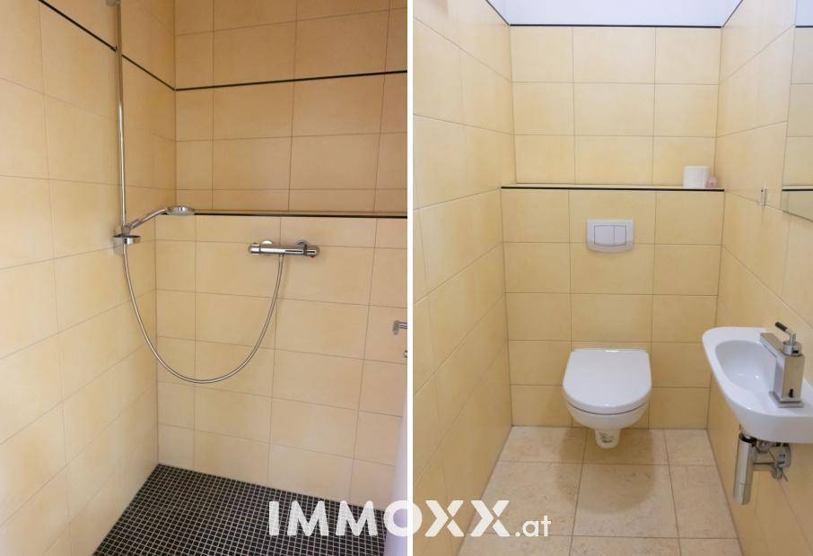 Badezimmer mit Duschbereich und separatem WC mit Waschbecken, alles in hellen Fliesen gehalten.