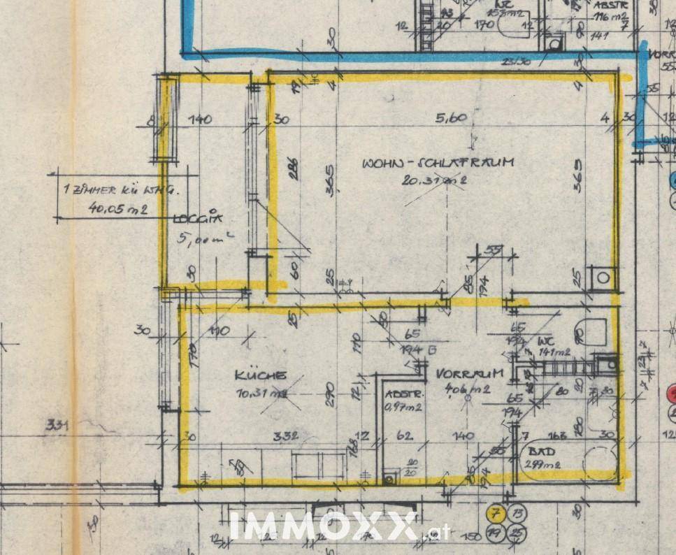 Detaillierter Grundriss einer Wohnung mit Wohn-Schlafraum, Küche und Loggia.