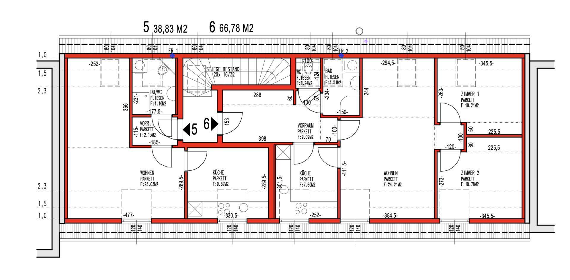 Übersichtlicher Grundrissplan einer Etage mit Zimmern, Küchen und einem zentralen Treppenhaus.