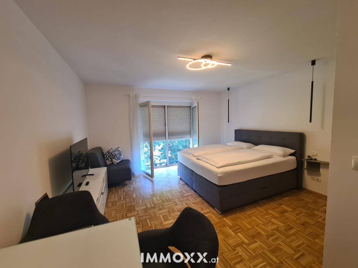 Helles Studio-Apartment mit Schlafbereich, Essplatz und Wohnbereich, mit Blick ins Grüne.