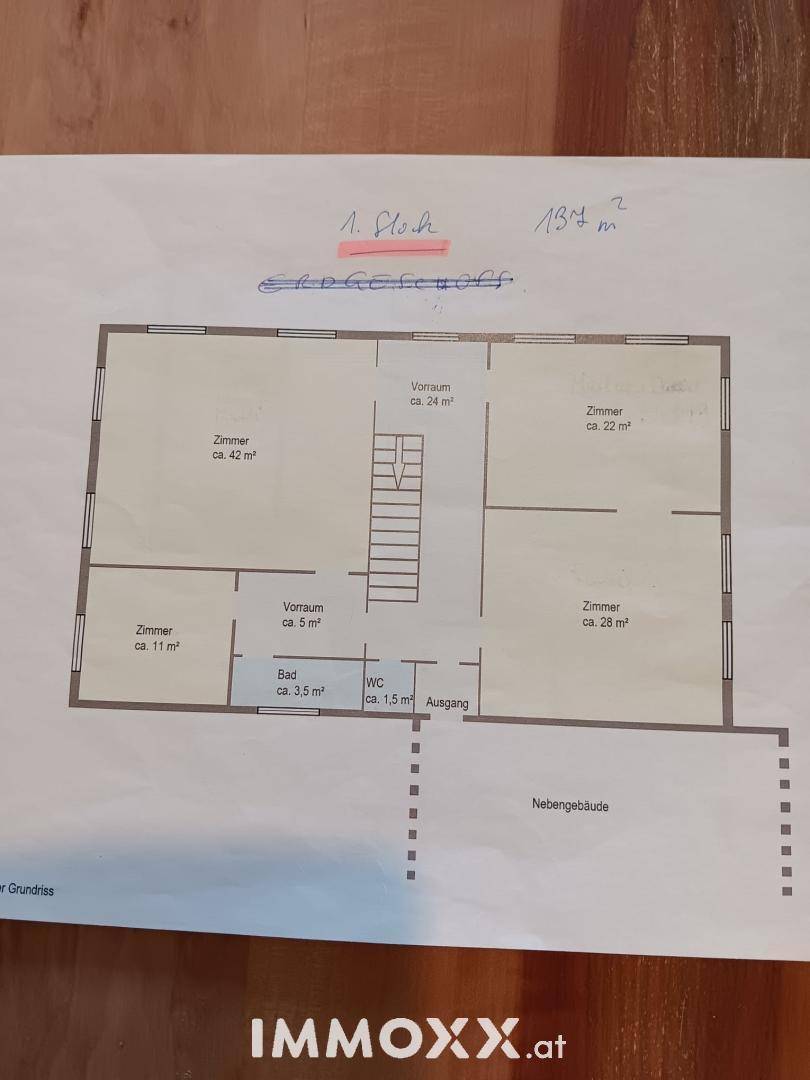 Grundriss des ersten Obergeschosses mit mehreren Zimmern und einem Bad.