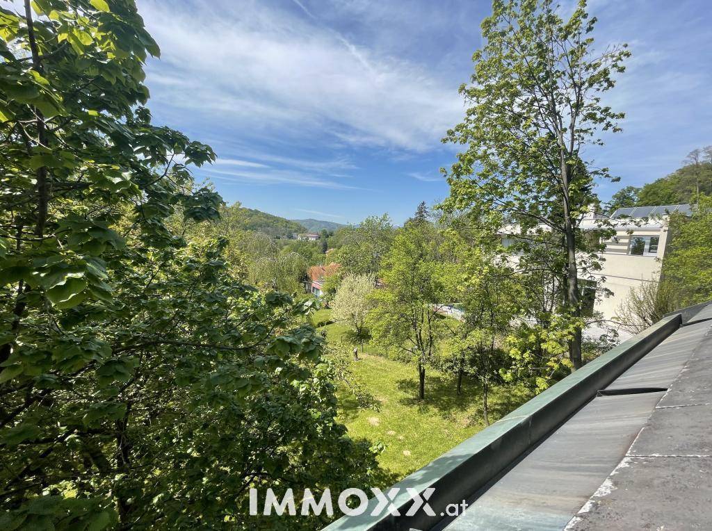 Panoramablick über die grüne Landschaft und die umliegenden Hügel von der Immobilie.