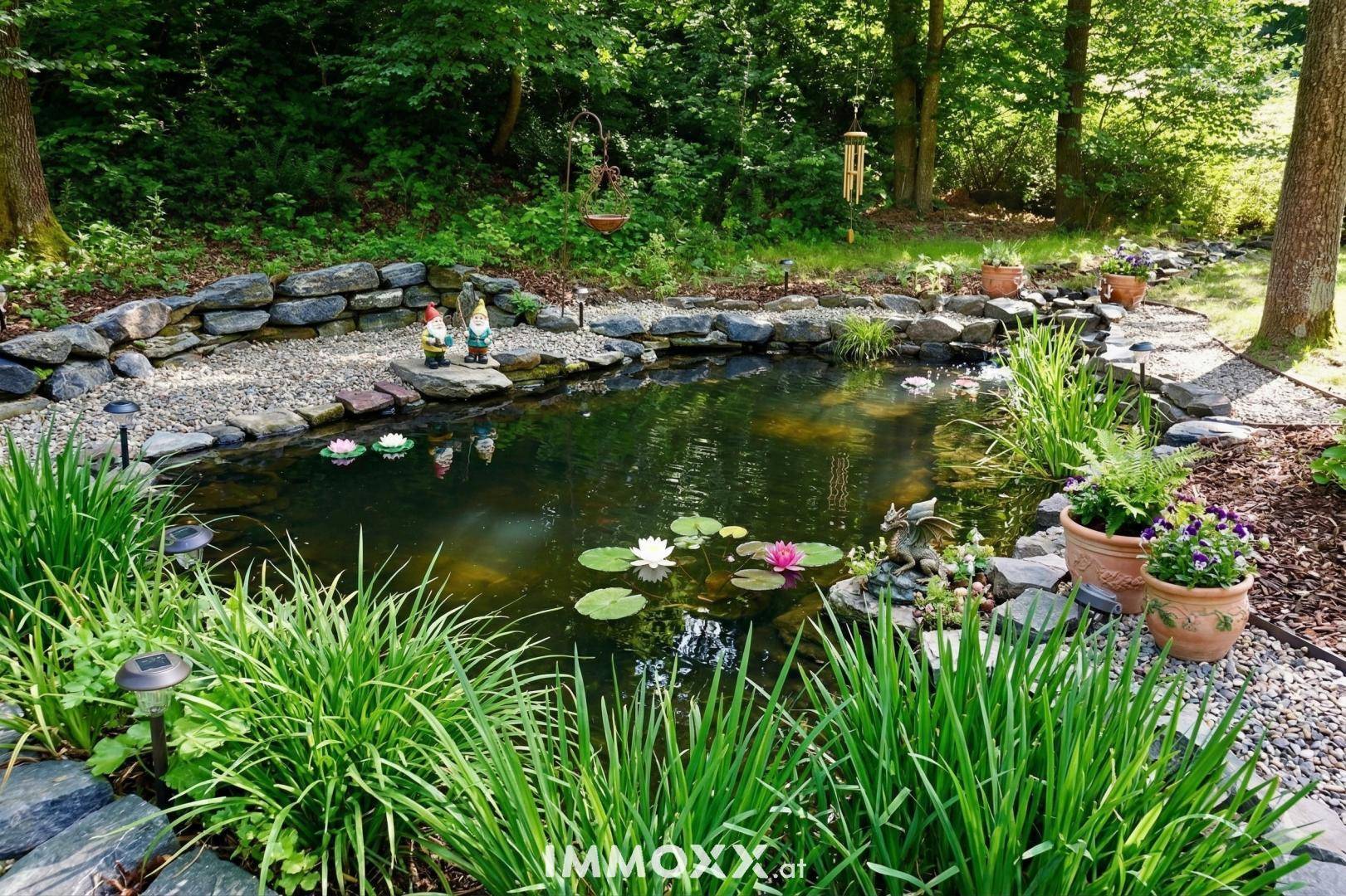 Idyllischer Gartenteich mit Seerosen, umgeben von üppiger Bepflanzung und dekorativen Steinen.